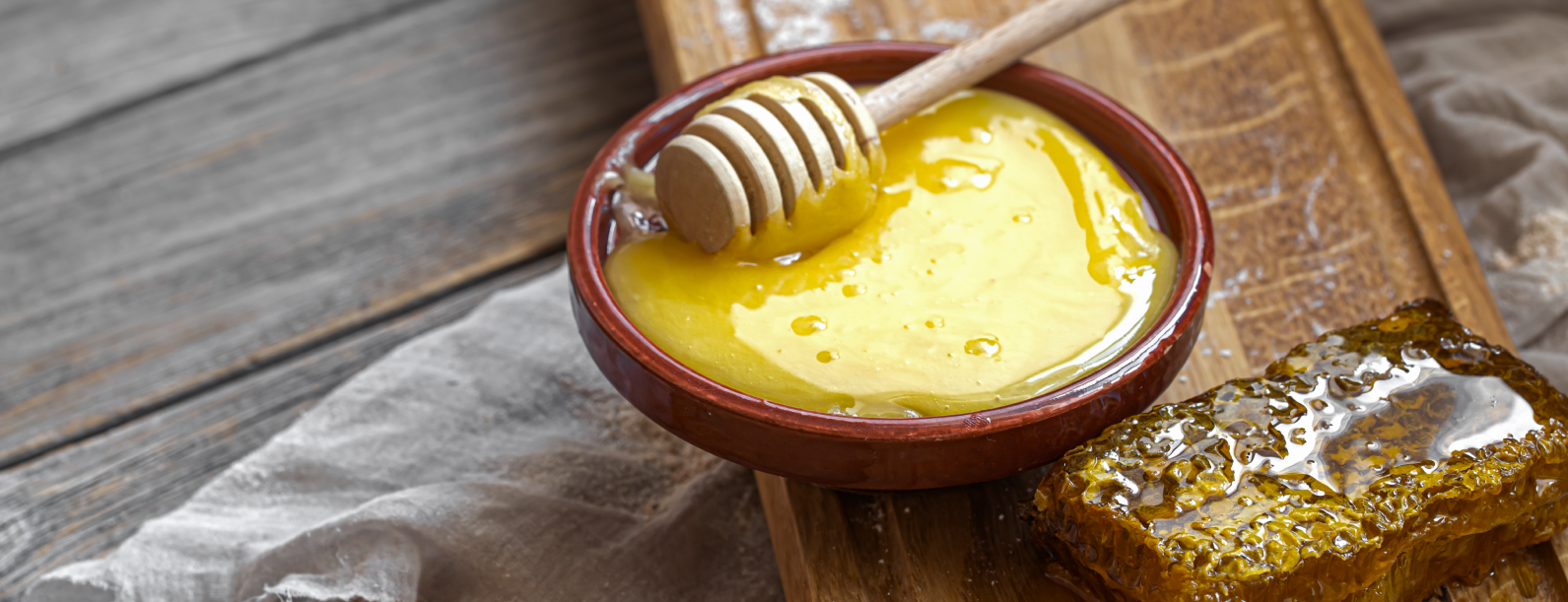 Manuka honey in a bowl